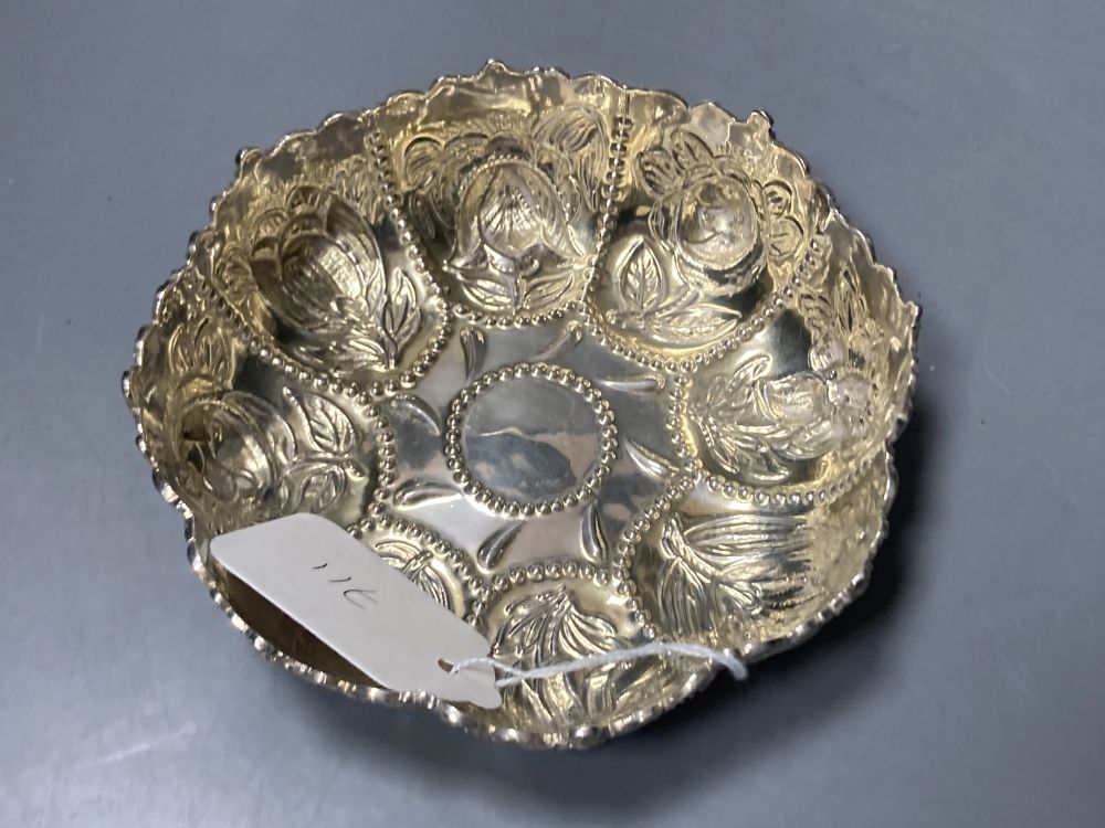 A late Victorian embossed silver shallow bowl, William Comyns, London, 1890, 14.2cm, 4.5oz.